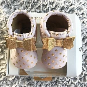 Freshly Picked Bow Moccasins size 2. NIB
